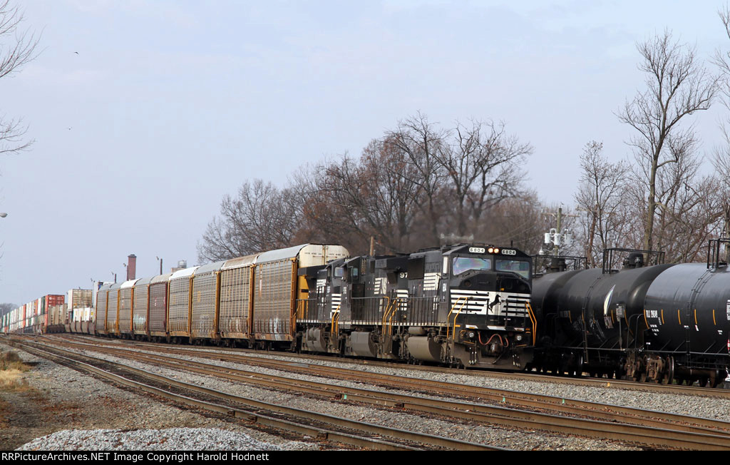 NS 6804 leads train 214 northbound 